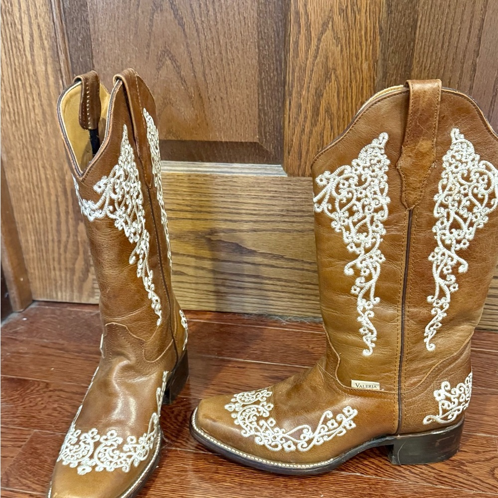Women's Tan Western Boots with White Detailing